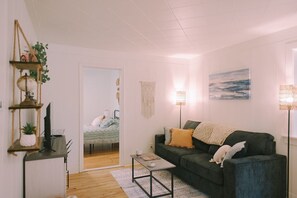 3 habitaciones, escritorio y tabla de planchar con plancha