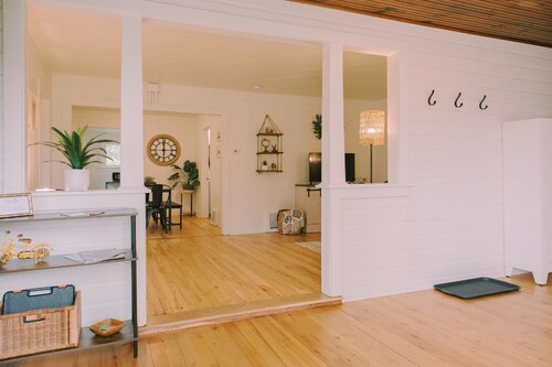 Newly Renovated Cozy 3 Bed, Bike Trails, Shopping, Food, Near Lake, Near Park! 