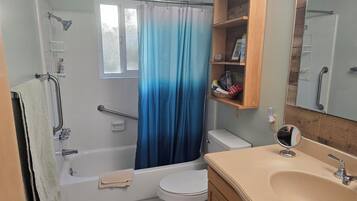 Hårtork, handdukar, tvål och schampo