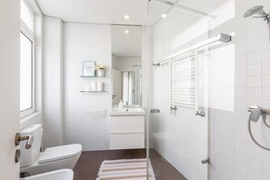 Dusche, Haartrockner, Handtücher, Shampoo