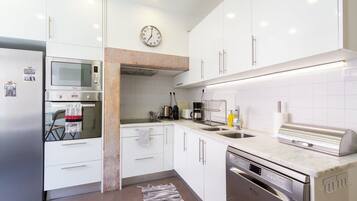 Kühlschrank, Mikrowelle, Ofen, Herdplatte