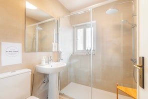 Douche, sèche-cheveux, serviettes fournies