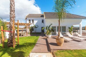 Outdoor dining - Retreat Villa (MiniGolf, Hot tub, Sauna) max 38 ppl (Oeiras)