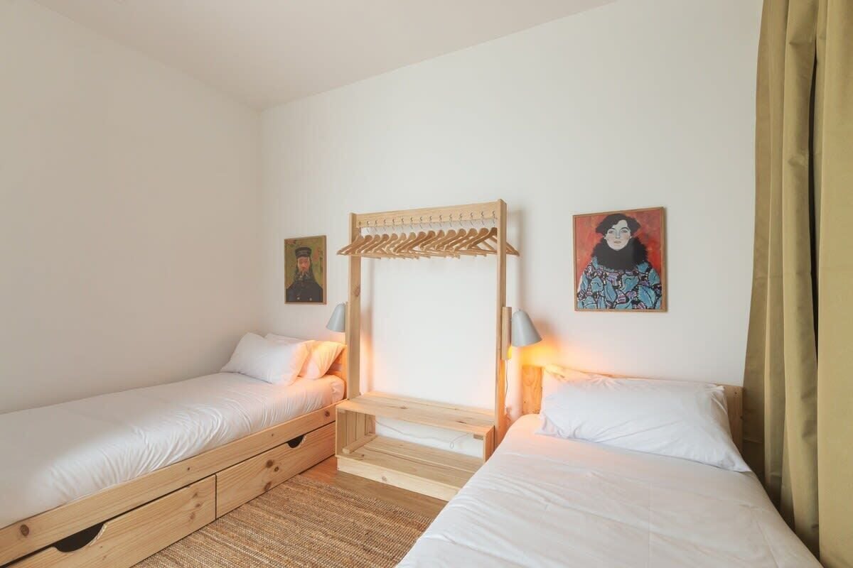 9 bedrooms, desk, iron/ironing board, travel crib