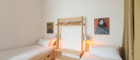 9 habitaciones, escritorio y tabla de planchar con plancha