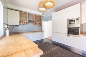 Kühlschrank, Wasserkocher mit Kaffee-/Teezubehör, Hochstuhl