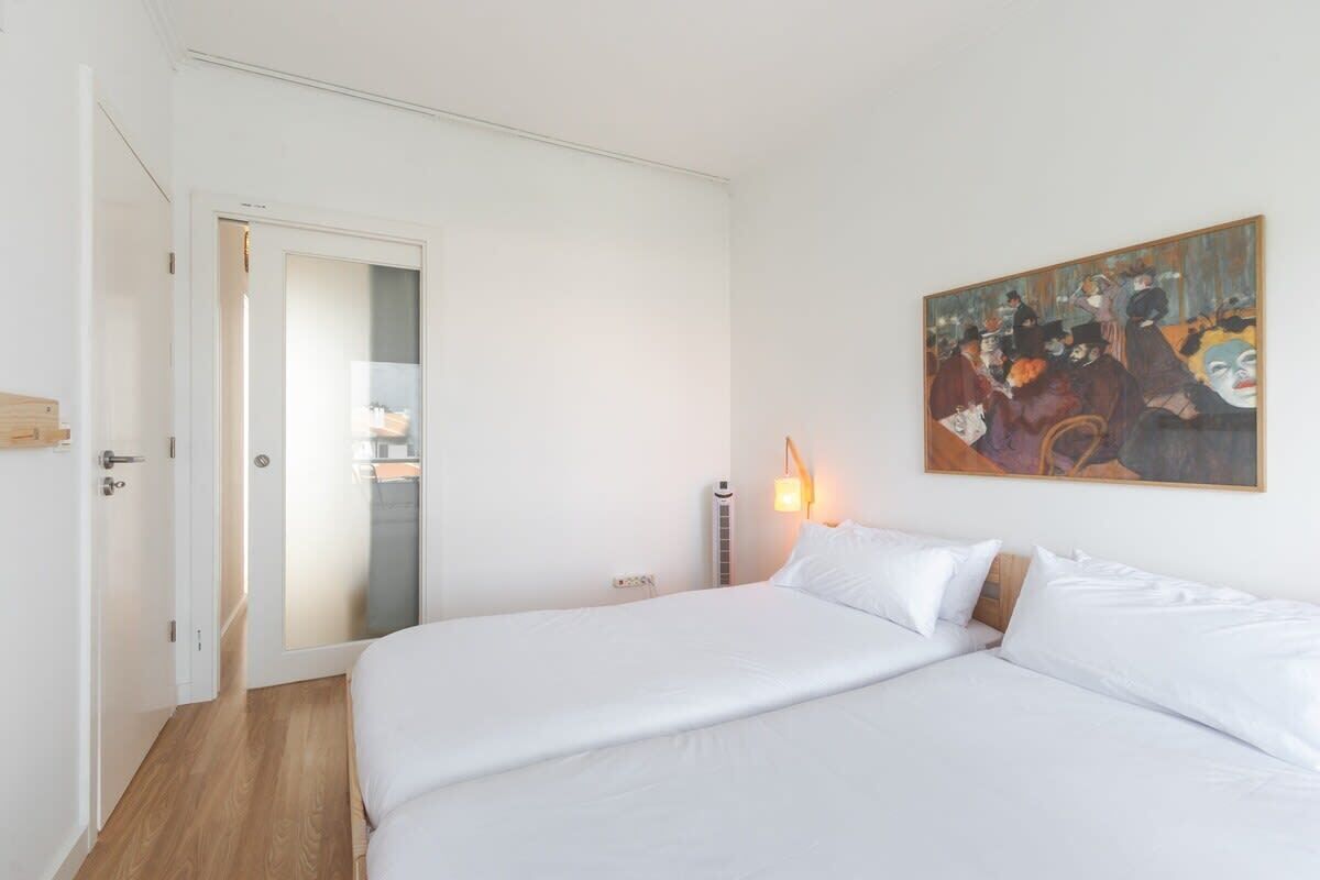 4 bedrooms, desk, iron/ironing board, travel cot