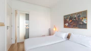 4 bedrooms, desk, iron/ironing board, travel cot