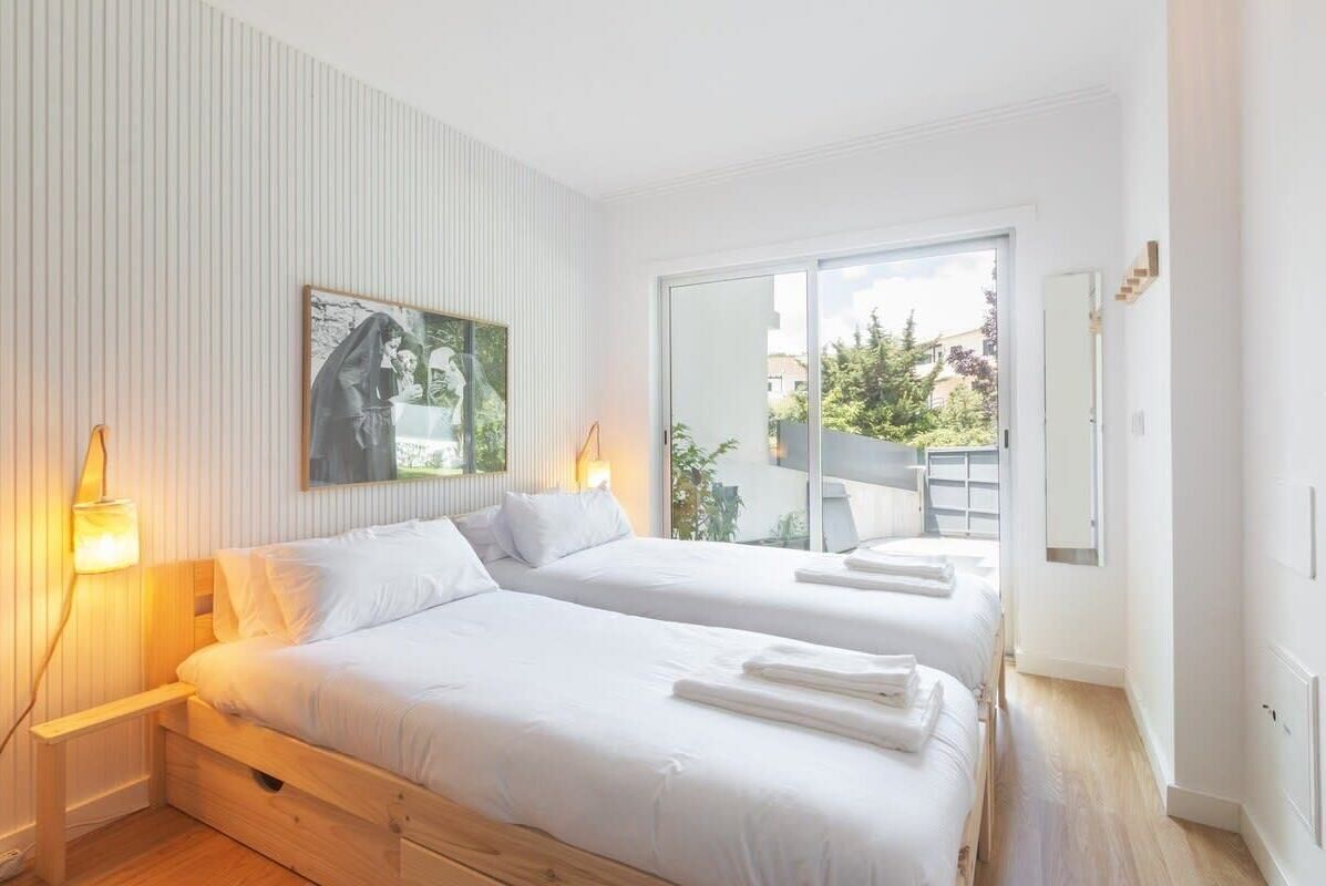 9 Schlafzimmer, Schreibtisch, Bügeleisen/Bügelbrett, Reisekinderbett