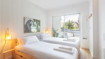 9 Schlafzimmer, Schreibtisch, Bügeleisen/Bügelbrett, Reisekinderbett