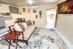 Smart TV - Charming studio in enchanting Montego Bay with WiFi, AC (Montego Bay)