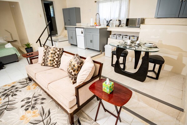 Smart TV - Charming studio in enchanting Montego Bay with WiFi, AC (Montego Bay)