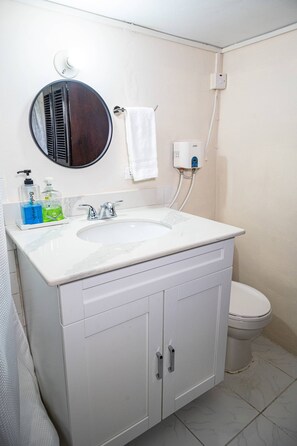シャワー、タオル、石鹸、トイレットペーパー