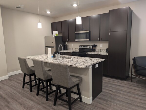 Microwave, oven, stovetop, dishwasher - Luxury 1-bedroom flat in enjoyable Alliance with fitness room. (Alliance)