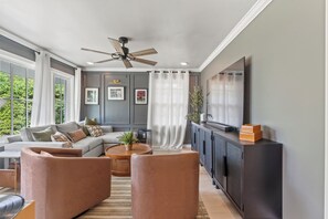 Smart TV, books, music library - 5 Star Luxury Rental Just 5 min from Masters/Hot Tub/Fire Pit/EV Charger (Augusta)