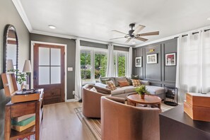 TV connectée, livres, médiathèque