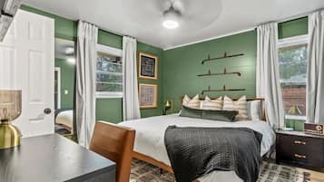 3 bedrooms, desk, iron/ironing board, WiFi