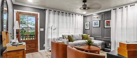 Smart TV, libros, biblioteca de música