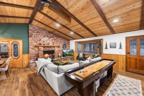 Smart TV y chimenea 