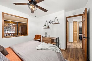 3 habitaciones, tabla de planchar con plancha y cuna de viaje