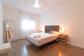 2 makuuhuonetta, silitysrauta/-lauta, ilmainen Wi-Fi, vuodevaatteet