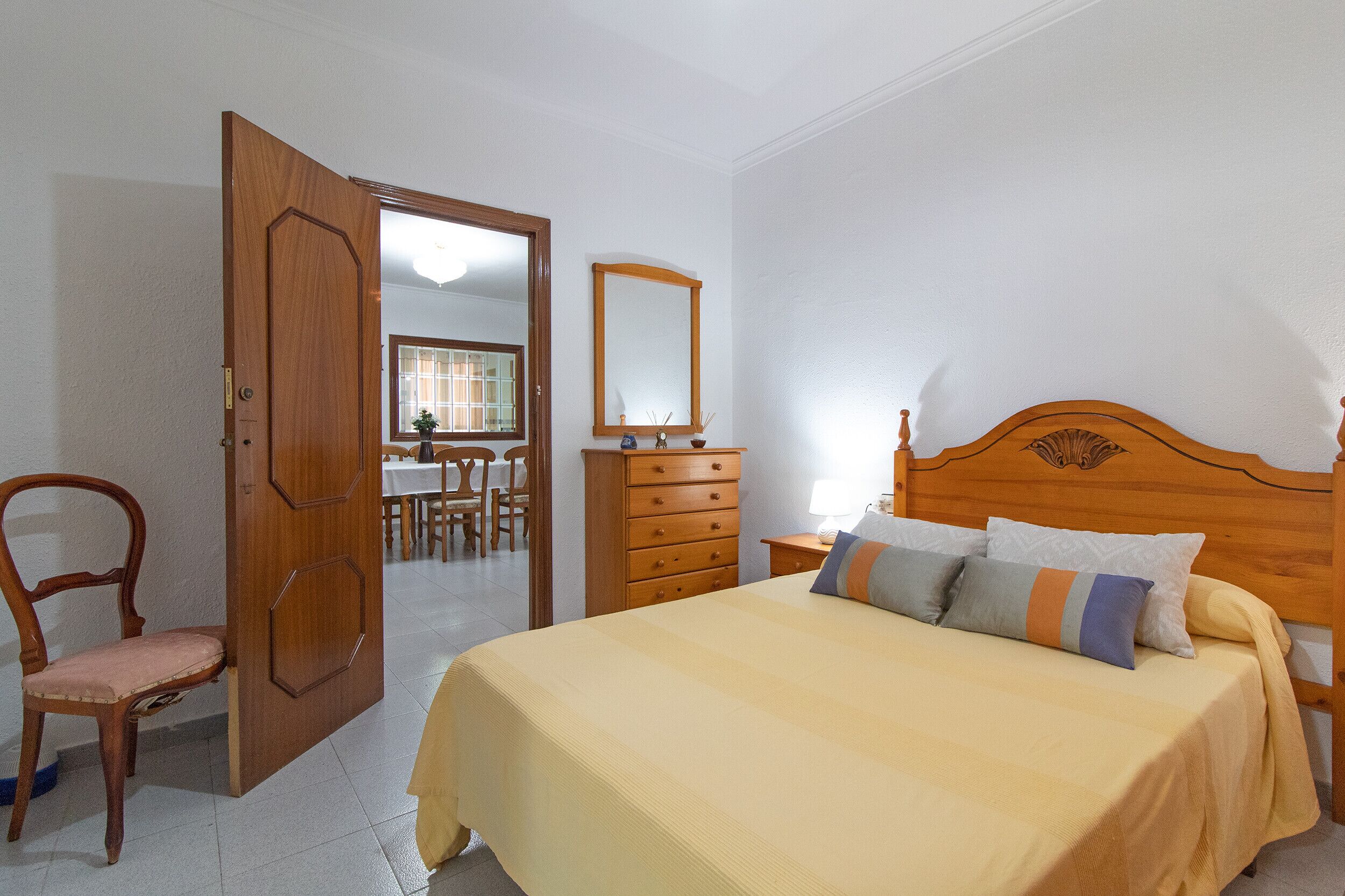 3 dormitorios, tabla de planchar con plancha, wifi gratis y ropa de cama