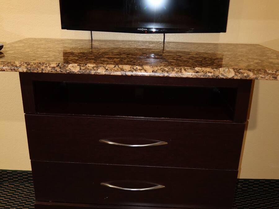 Een bureau, een laptopwerkplek, gratis wifi, beddengoed