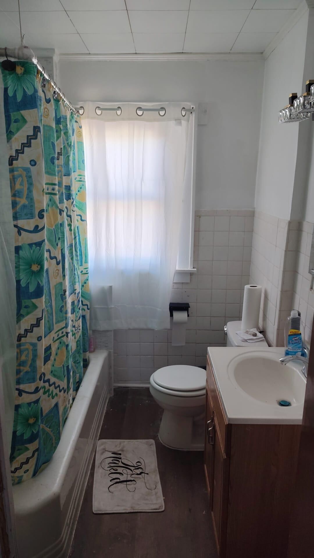 按摩浴缸、吹风机、毛巾、肥皂