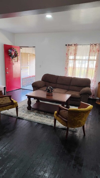 Spacious 5-bedroom house in delightful Stubenville with AC, WiFi