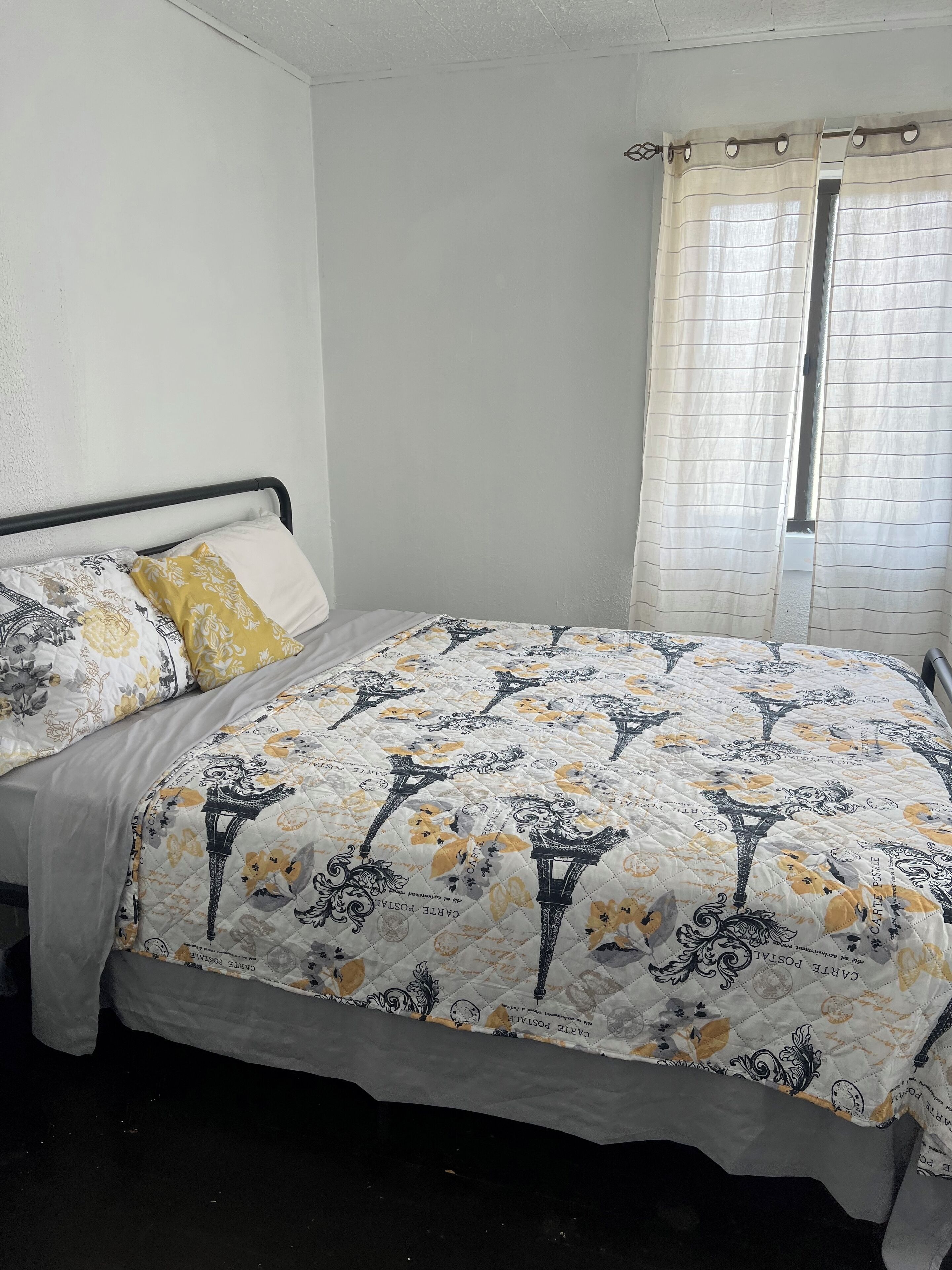 5 slaapkamers, een strijkplank/strijkijzer, reisbedje, wifi