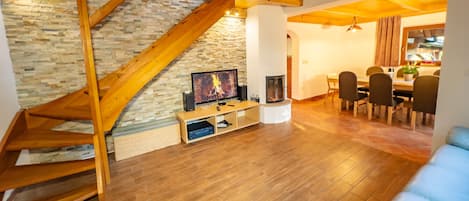 Fernseher, Kamin, Stereoanlage