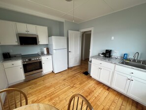 Réfrigérateur, micro-ondes, four, cafetière/bouilloire