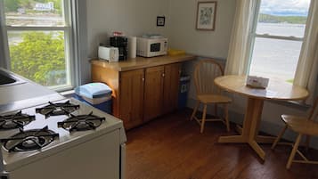 Refrigerador, microondas, horno y cafetera y tetera