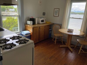 Een koelkast, een microgolfoven, een oven