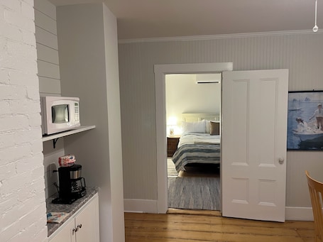 1 bedroom, free WiFi, bed sheets. Bayview Suite - Directly on Popham Beach!