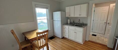 Kühlschrank, Mikrowelle, Wasserkocher mit Kaffee-/Teezubehör, Toaster