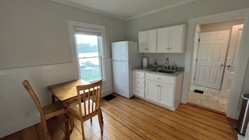 Fridge, microwave, oven, coffee/tea maker