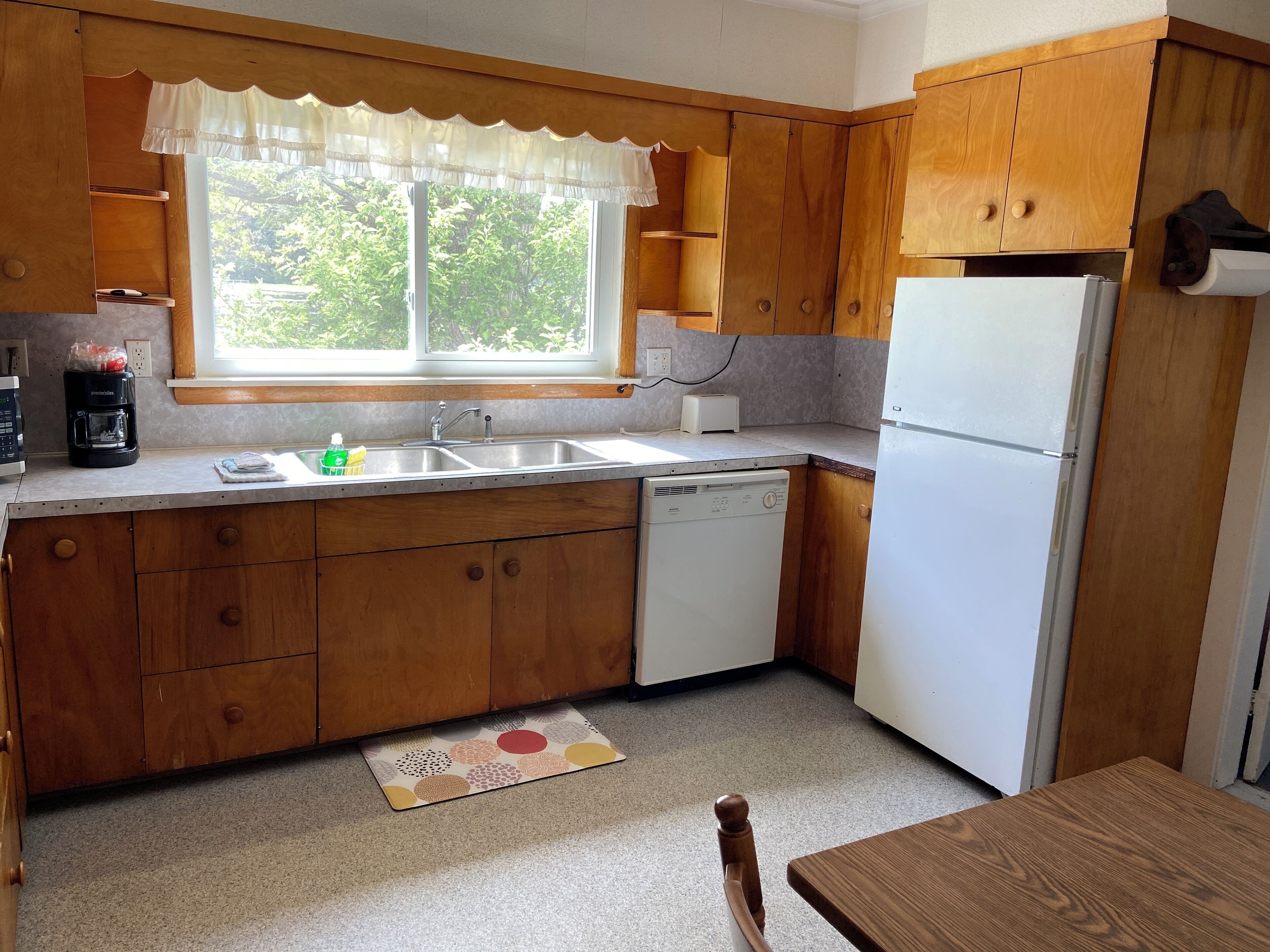 Fridge, microwave, oven, coffee/tea maker