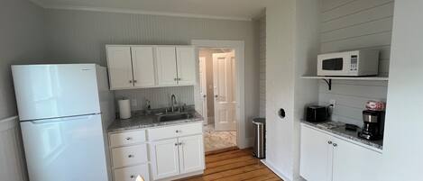 Réfrigérateur, micro-ondes, cafetière/bouilloire, grille-pain