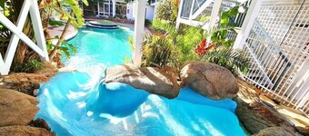 Oceanic Escape: 50m to beach