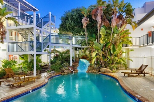 Oceanic Escape: 50m to beach