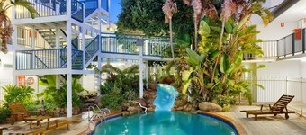 Oceanic Escape: 50m to beach