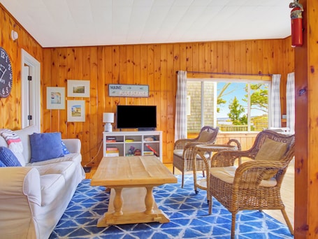 Living area. Fred Cottage - Spacious retreat on Popham Beach!