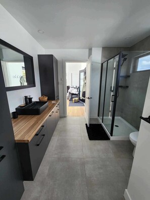 Shower, hair dryer, towels, toilet paper - Ô paradis Spa&Massage (Weedon)