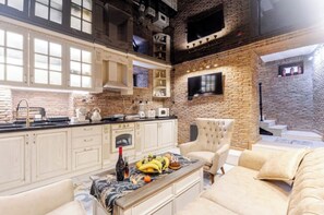 Smart TV, books, music library, video library - Luxury Home in Old Tbilisi with Terrace (Tbilisi)