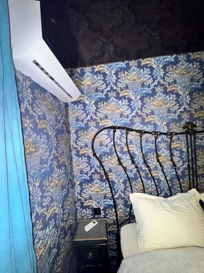 1 makuuhuone, tallelokero huoneessa, työpöytä, silitysrauta/-lauta