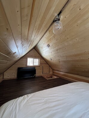 1 bedroom, free WiFi, bed sheets - Petite Cabin With Ladder Loft (Wasilla)