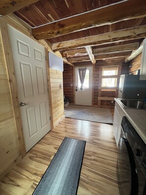 Fridge, microwave, oven, stovetop - Petite Cabin With Ladder Loft (Wasilla)