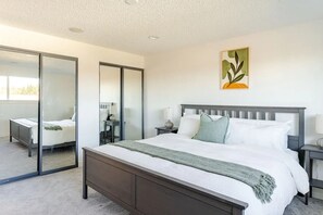 3 habitaciones, tabla de planchar con plancha y cuna de viaje