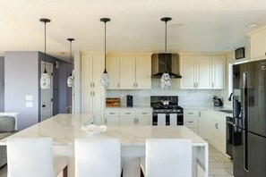 Refrigerador, microondas, horno, placa de cocina